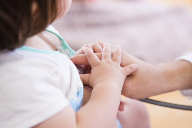 子供を診察する医者